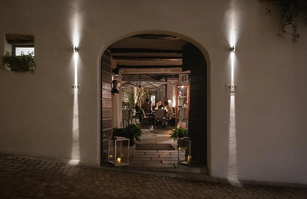 Uve Rooms & Wine Bar-1
